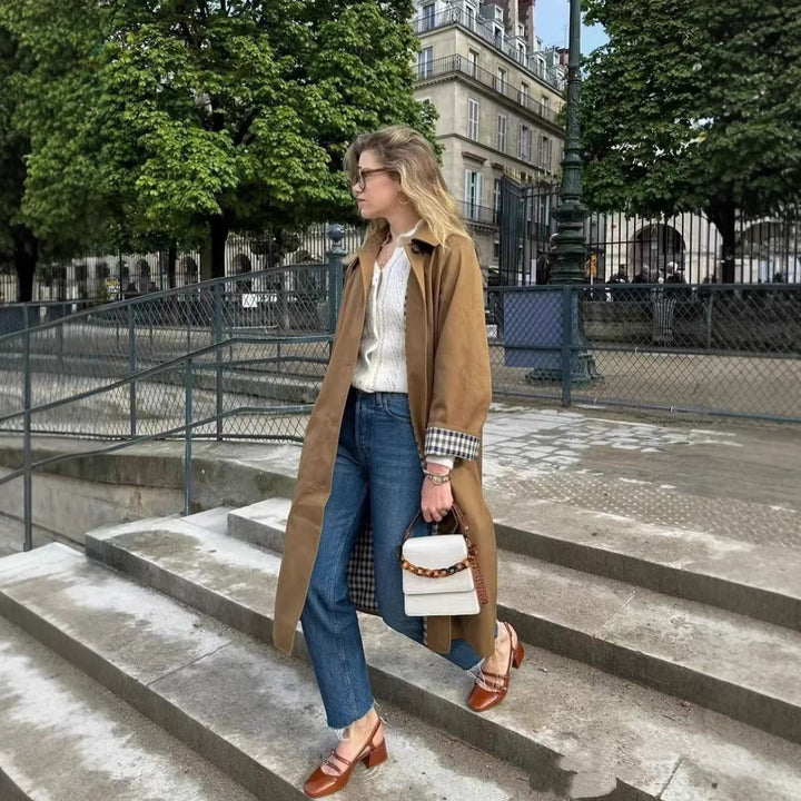 Dam lång minimalistisk trenchcoat med vid krage och Straight silhuett