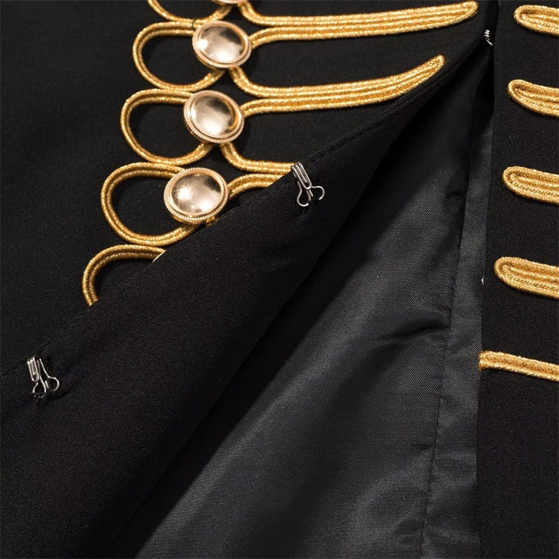Dam Militär-Inspired Kort Jacka med Ståkrage och Golden Decorative Braid