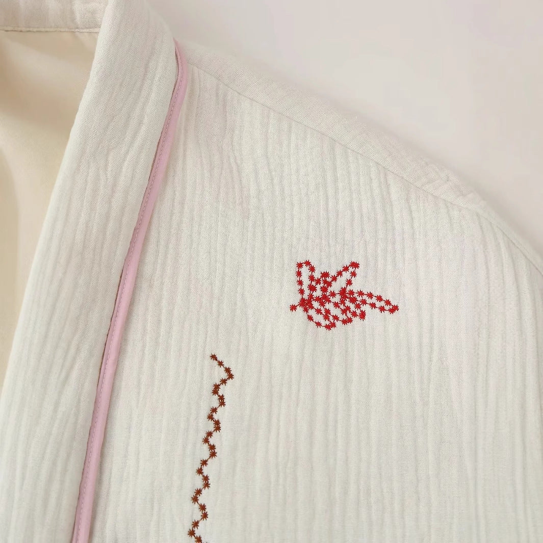 Dam non-quiltad kimono jacka med decorative embroidery, påsydda fickor, och avslappnad oversized skärning