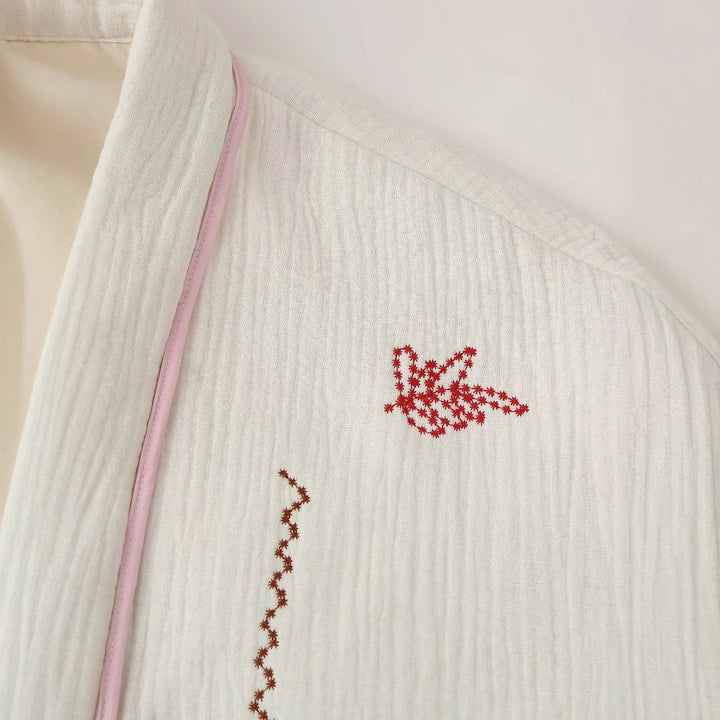Dam non-quiltad kimono jacka med decorative embroidery, påsydda fickor, och avslappnad oversized skärning
