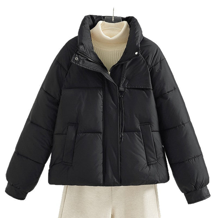 Dam non-kort vadderad boxy jacka med high ståkrage, drawstring chest closure, och slanted flap fickor