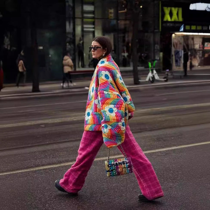 Dam kort oversize vadderad jacka med Colorful Rainbow Stripes och Flower Application
