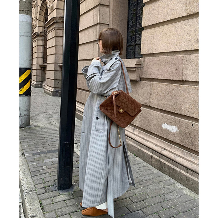Dam lång Pinstripe trenchcoat med knytband Shoulder Straps och Flared fåll