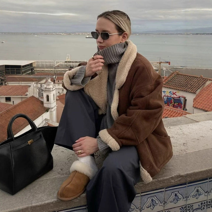 Dam oversize kort jacka in mocka look med teddyfoder och stor slagkrage