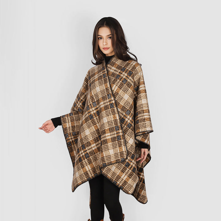 Dam Oversize Check Cape tillverkad av mjuk ullblandning med kontrasterande overlock seam