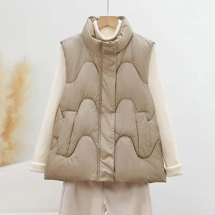 Dam sleeveless quiltad väst med high polo krage och ergonomic arc quiltning