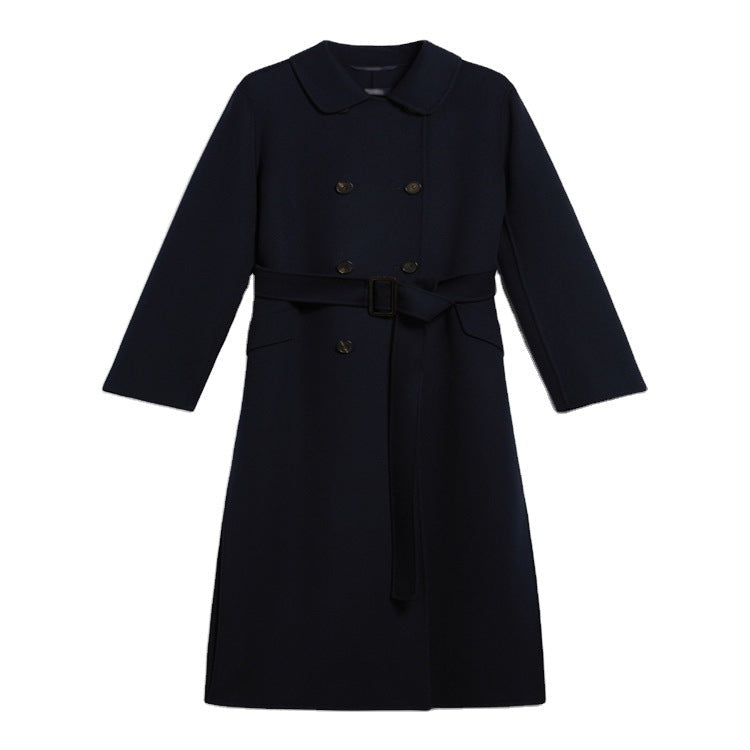 Dam lång kappa in a minimalistisk kappa dress look med dold double row och tyg bälte