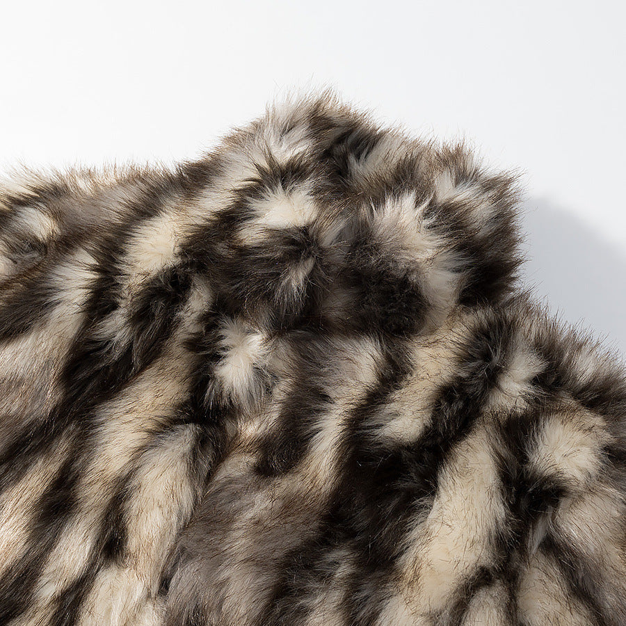 Dam kort Faux Fur jacka med Voluminous Fur look, Boxy silhuett och Insert fickor