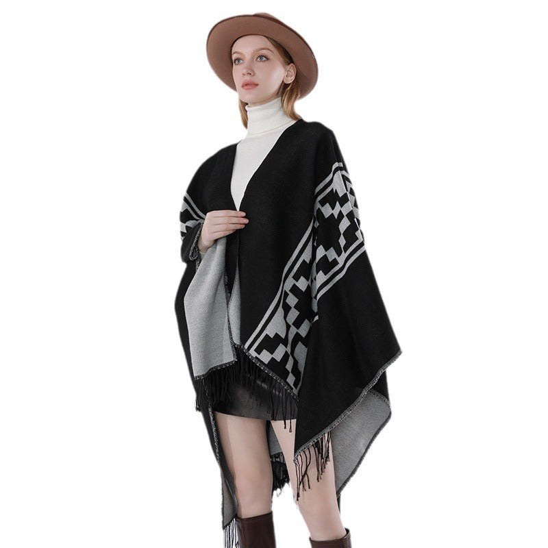 Dam Oversize Cape med geometric Jacquard, fransfåll och reversible function