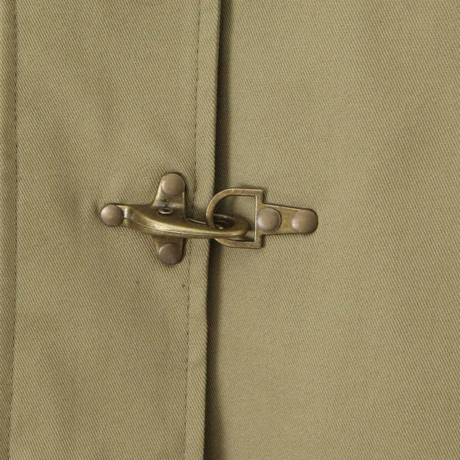Dam kort jacka med toggle fasteners och kontrasterande skjortkrage