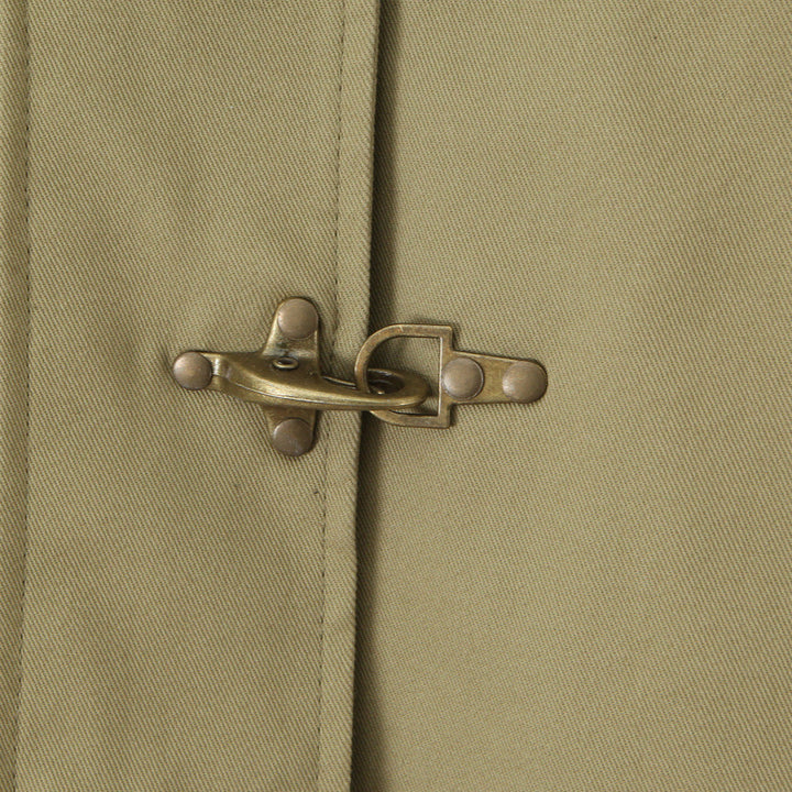 Dam kort jacka med toggle fasteners och kontrasterande skjortkrage