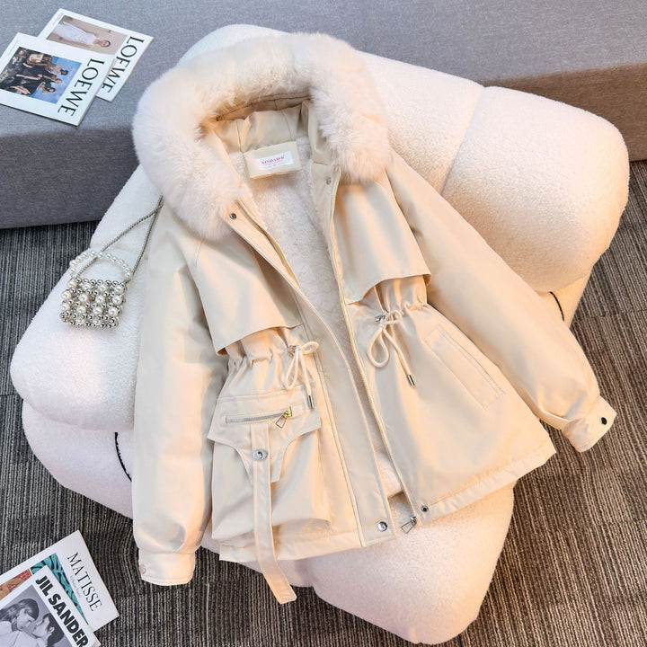 Dam kort vadderad parka med faux fur krage, teddyfoder, dragsko midja, och multifunctional fickor