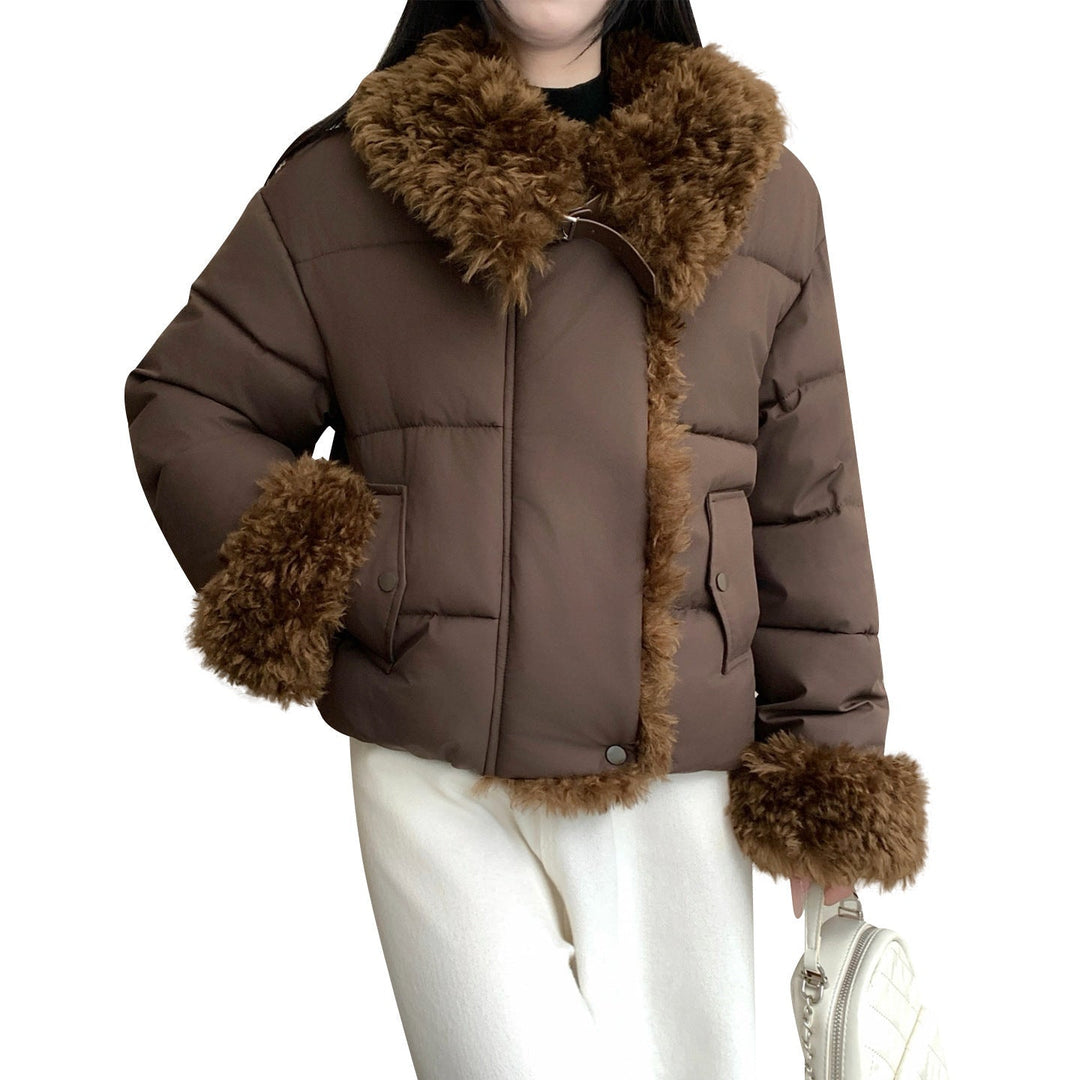 Dam nan kort oversize pufferjacka med teddyfoder, slagkrage och buckle stängning