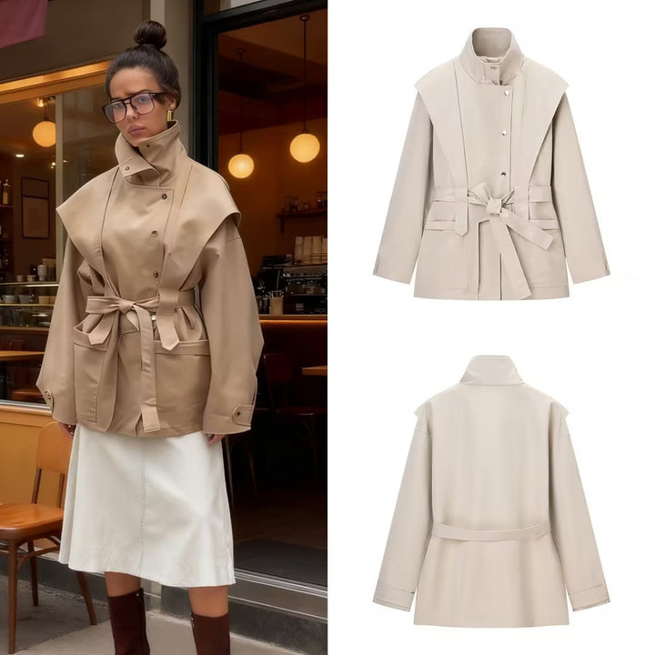 Dam Kort Skräddarsydd Regnjacka med Cape Axel Detail och Ties Bälte