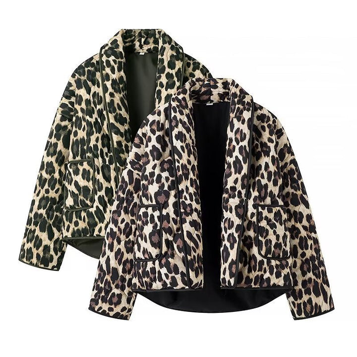Dam vadderad kort jacka in Leopard tryck med Shawl krage och utanpåfickor