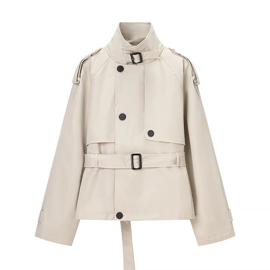 Dam kort trenchcoat med ståkrage, axel flaps och midjebälte