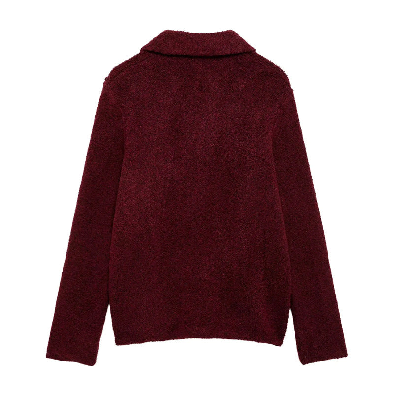 Dam kort bouclé teddy jacka med decorative flower knappar, skjortkrage, och boxy passform