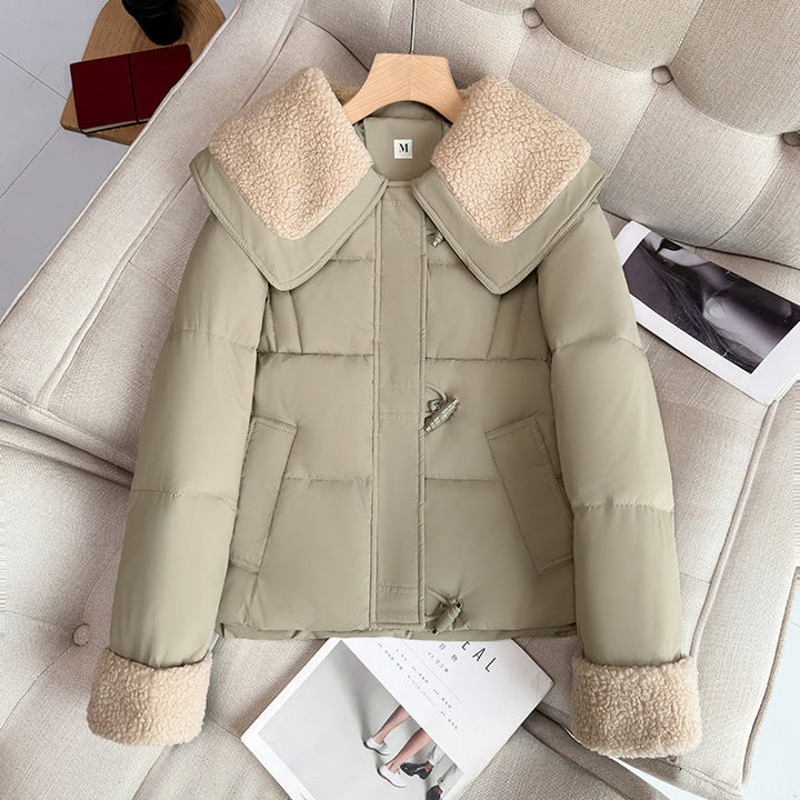 Dam kort vadderad quiltad jacka med voluminous teddy krage och rolled teddy cuffs