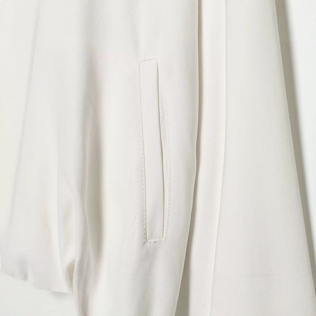 Dam lätt kort Windbreaker in boxig skärning med hög Funnel Neck och ärm Flap fickor