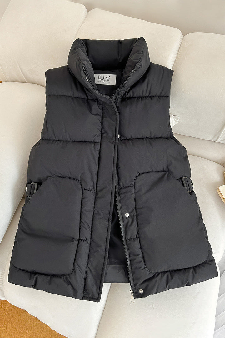 Dam vadderad sleeveless utilityväst med high ståkrage, stor flap fickor och side adjustment buckles