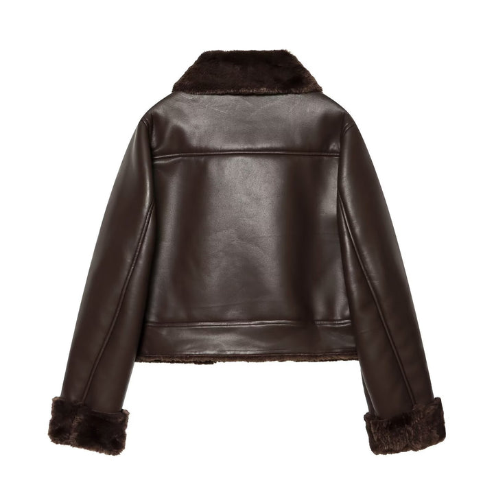 Dam kort jacka in lambskin look med fur krage, utanpåfickor och knappslå