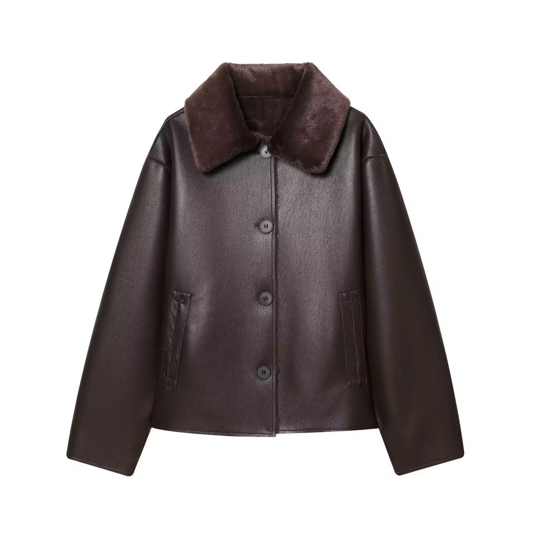 Dam Kort Jacka i Aviator Stil Tillverkad av Faux Läder med A Wide Fur Krage