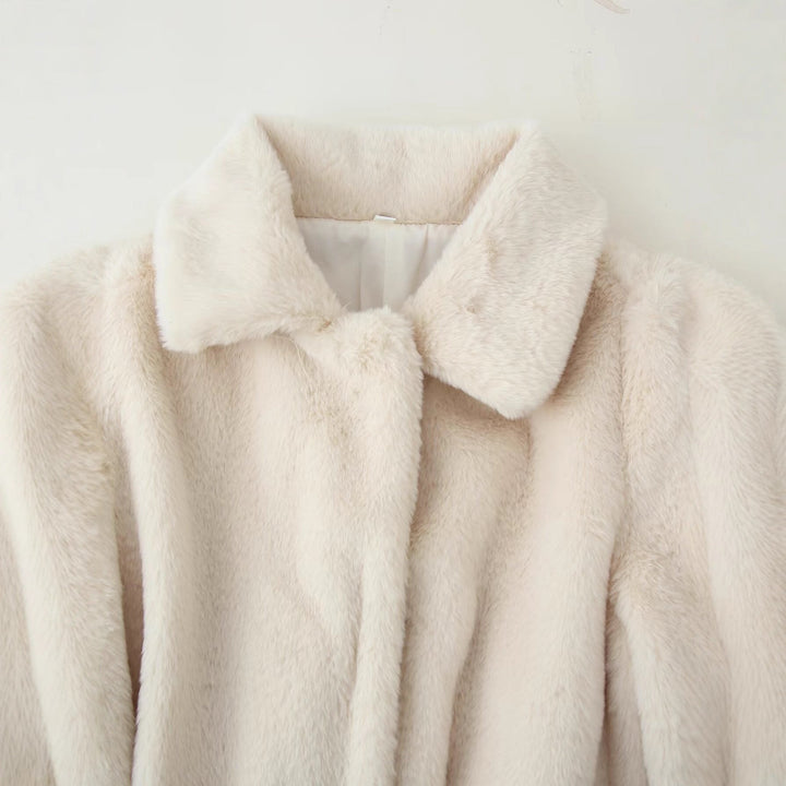 Dam Kort Kappa Gjord av Cuddly Konstpäls med Skjortkrage och Knytbälte