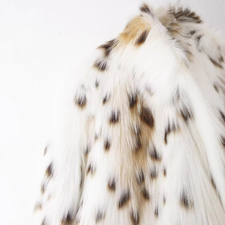 Dam kort kviltad Faux Fur jacka med Leopard Spot mönster och ståkrage