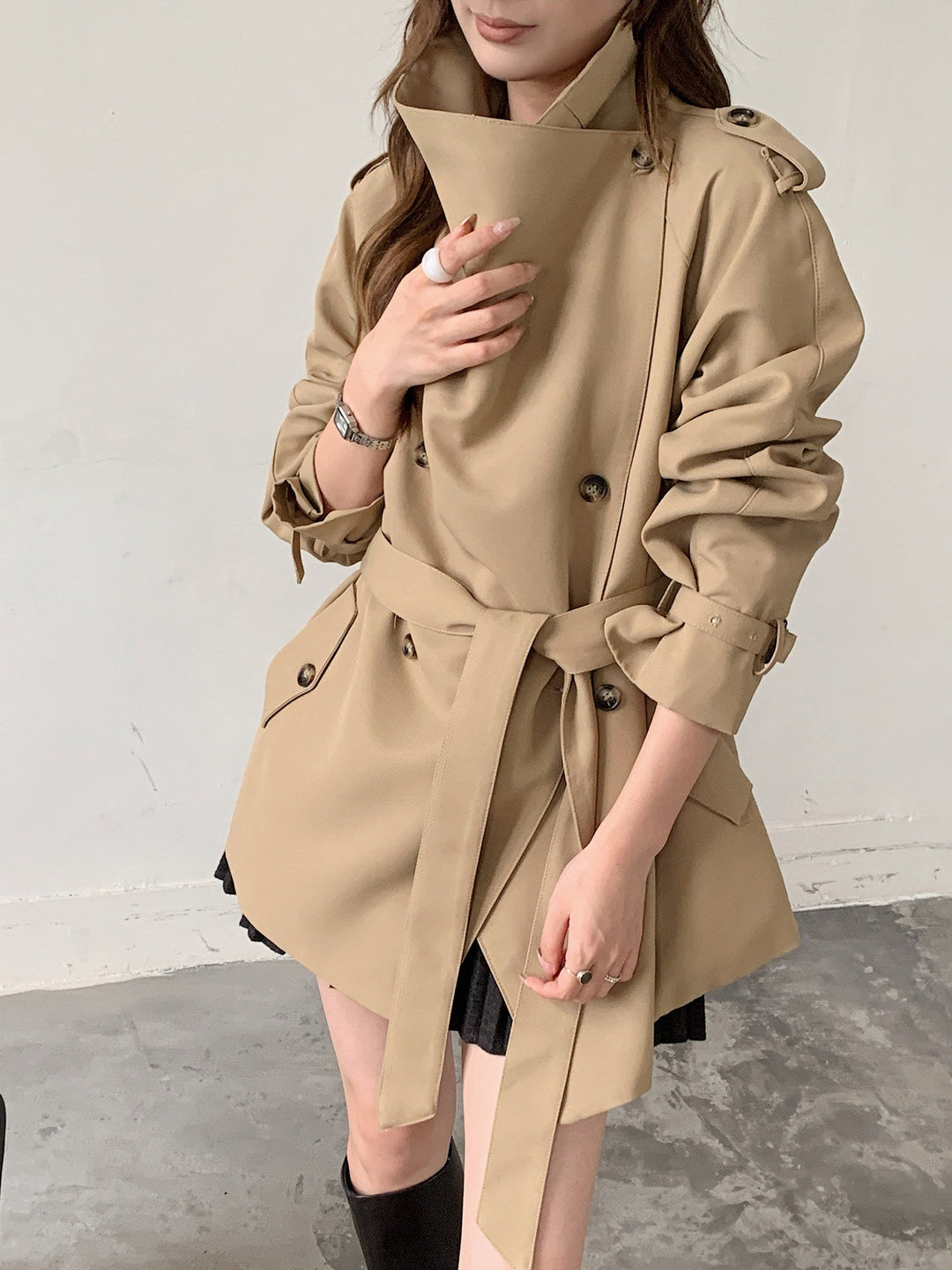 Dam kort trenchcoat in a boxig skärning med a hög standing krage och justerbar midjebälte
