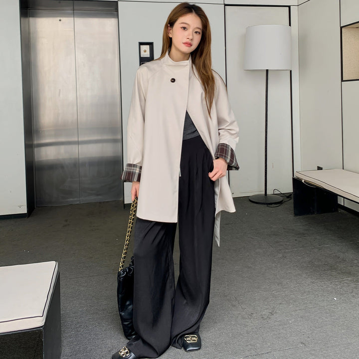 Dam kort parka-stil jacka med midjebälte och checked ärm foder