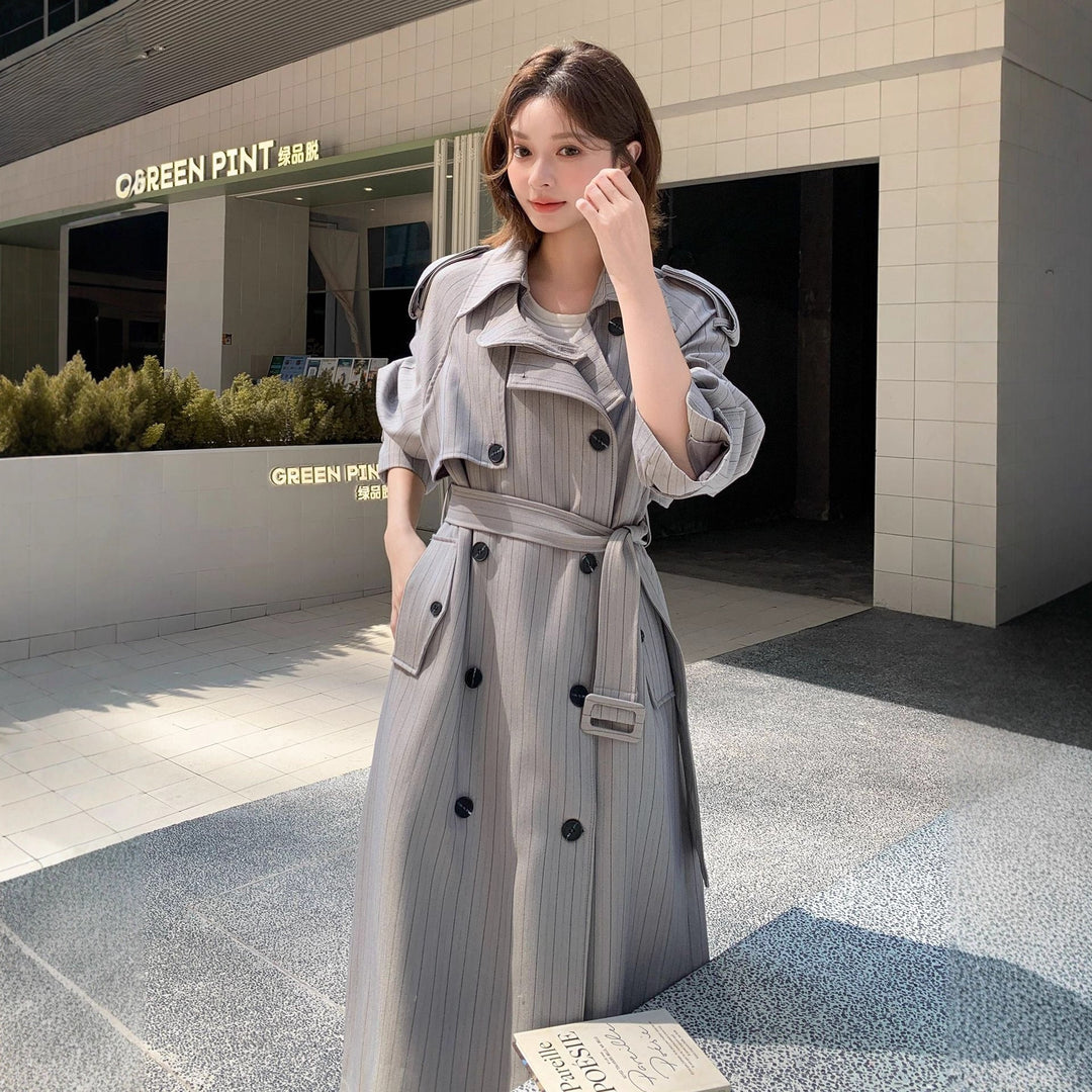 Dam elegant Maxi lång Pinstripe trench med Shoulder Pads och Gathered ärmar