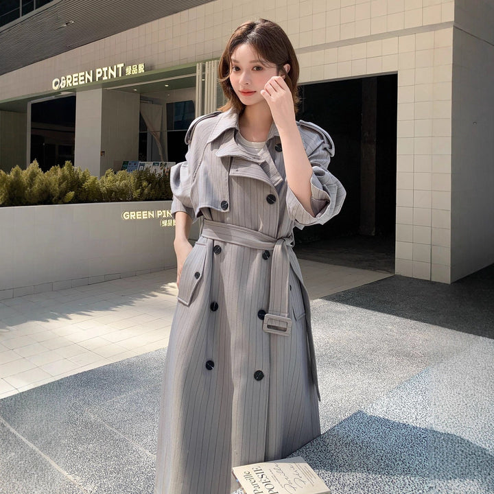 Dam elegant Maxi lång Pinstripe trench med Shoulder Pads och Gathered ärmar