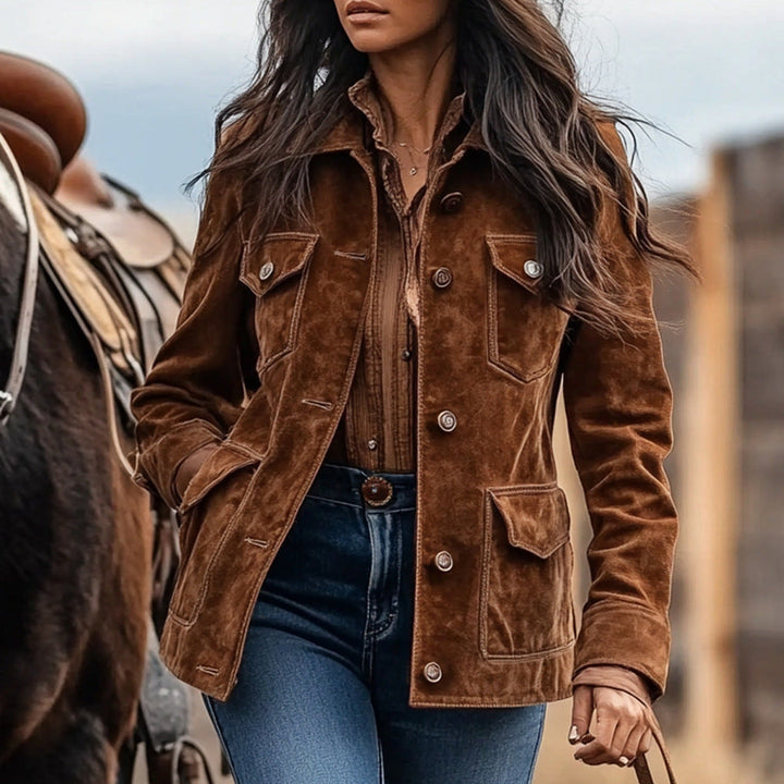 Dam kort jacka in ranch-worker look gjord mocka look med flap fickor och visible knappslå