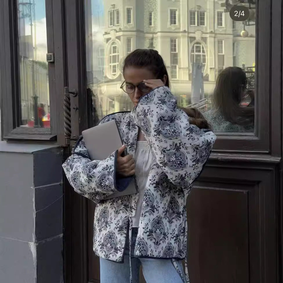 Dam vadderad kimono jacka med midjebälte och ornamental tryck
