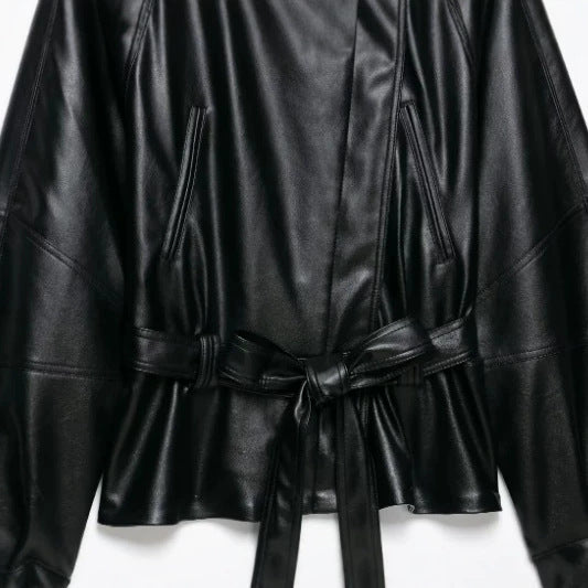 Dam Kort Jacka Tillverkad av Vegansk Läder med A Belted Waist och Drop Shoulders
