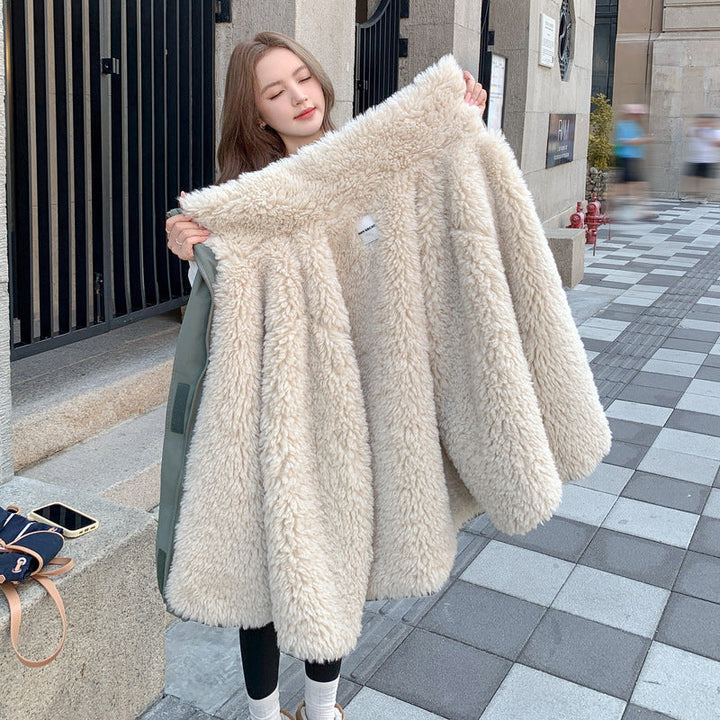 Dam urban kort parka med teddyfoder, generous flap fickor och dold två-way dragkedja