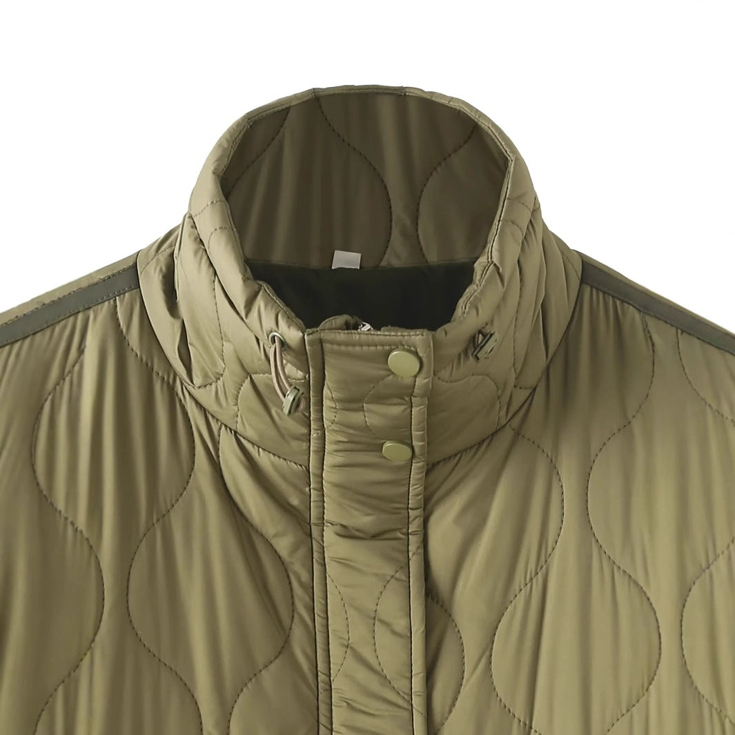Dam quiltad kort jacka med high ståkrage, stor flap fickor, och drawstring fåll