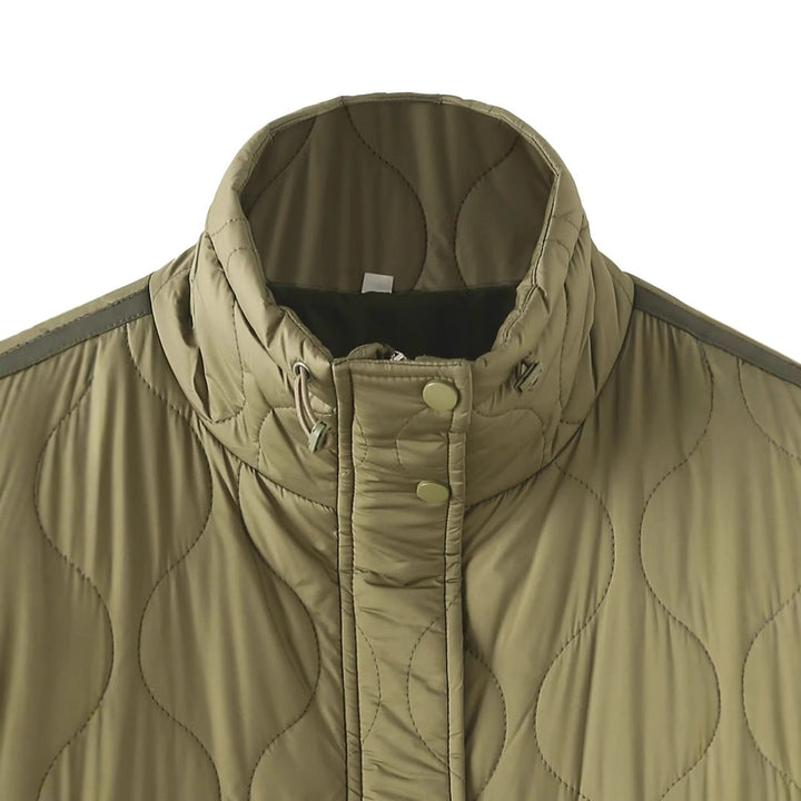 Dam quiltad kort jacka med high ståkrage, stor flap fickor, och drawstring fåll
