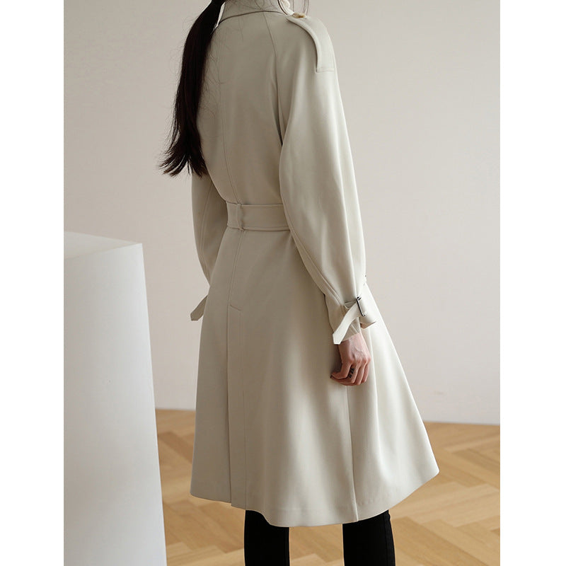 Dam längre minimalistisk trenchcoat in Cocoon skärning med justerbar ärmar