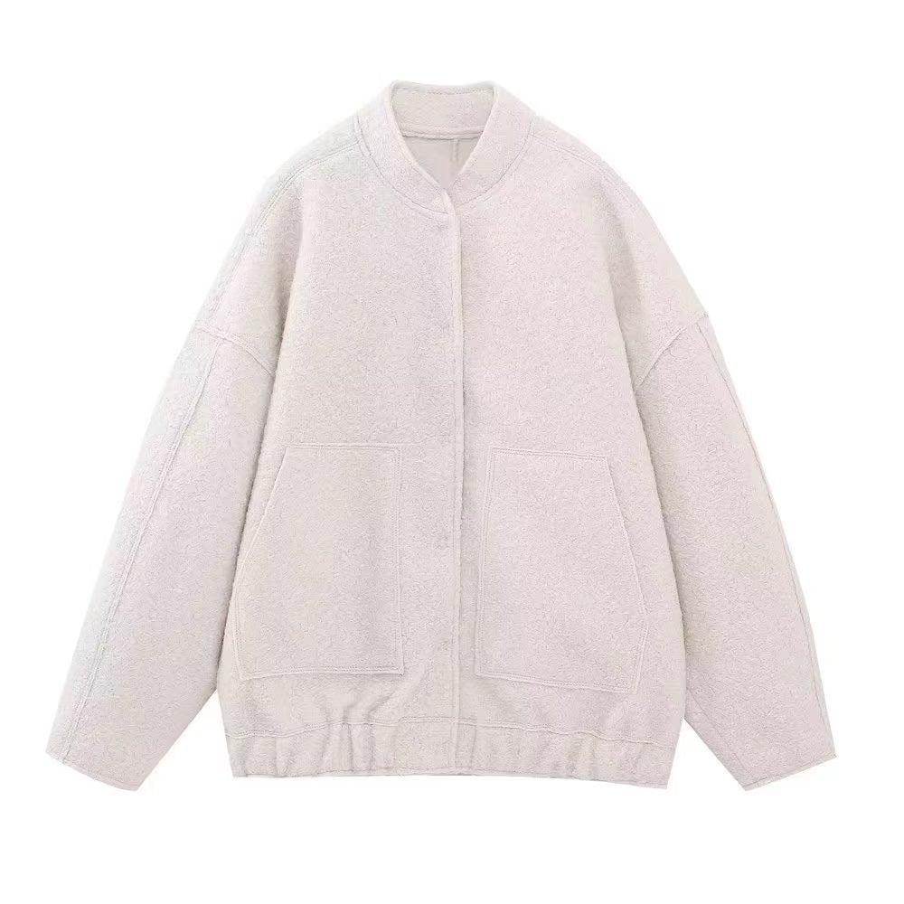Dam kort boxy jacka i ullblandning med kort ståkrage, concealed front placket och påsydda fickor