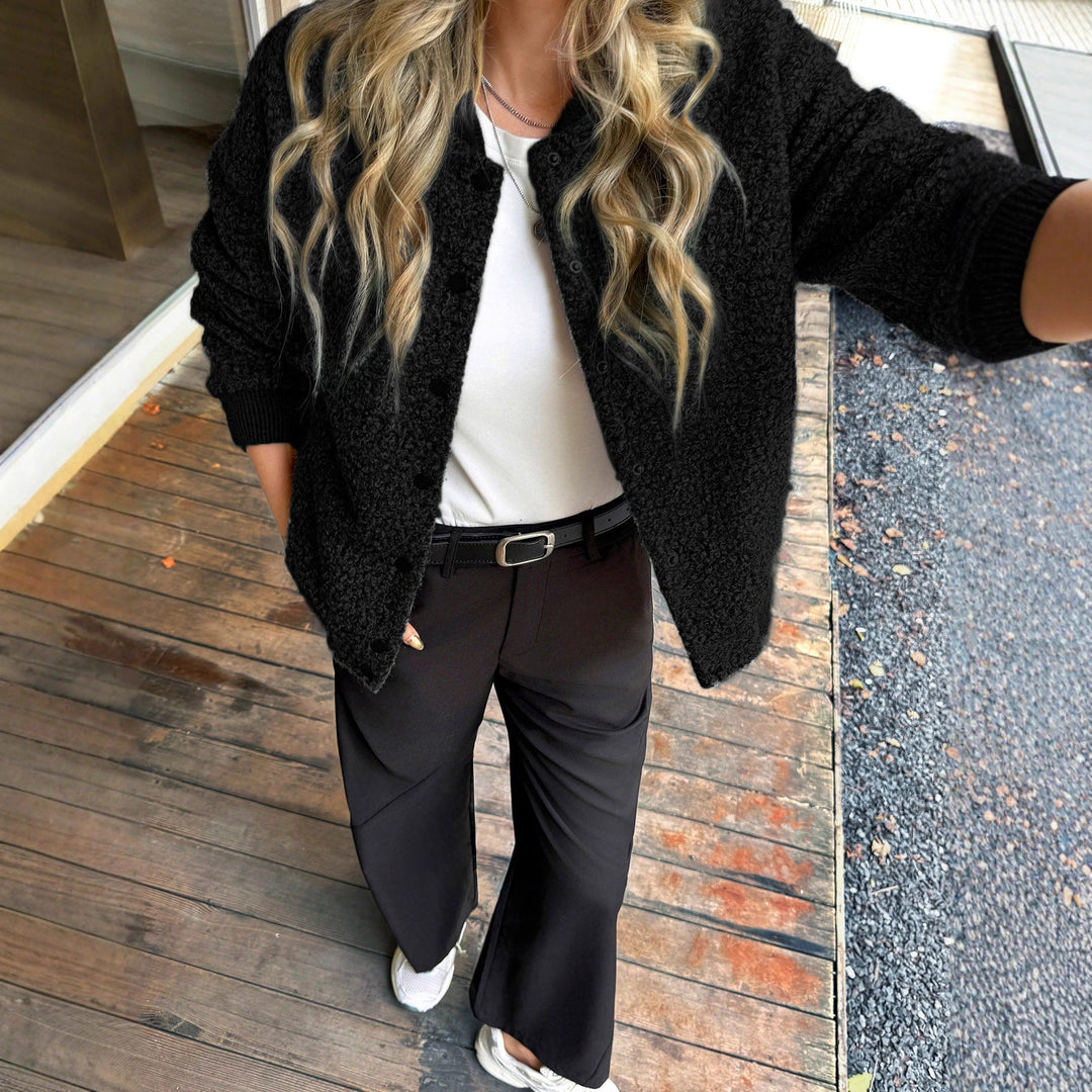 Dam kort satin trenchcoat med double-breasted knäppning, påsydda fickor, och buttoned ärm cuffs