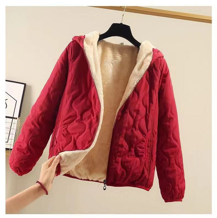 Dam quiltad hooded jacka med teddy foder, vadderad silhuett och decorative heart quiltning
