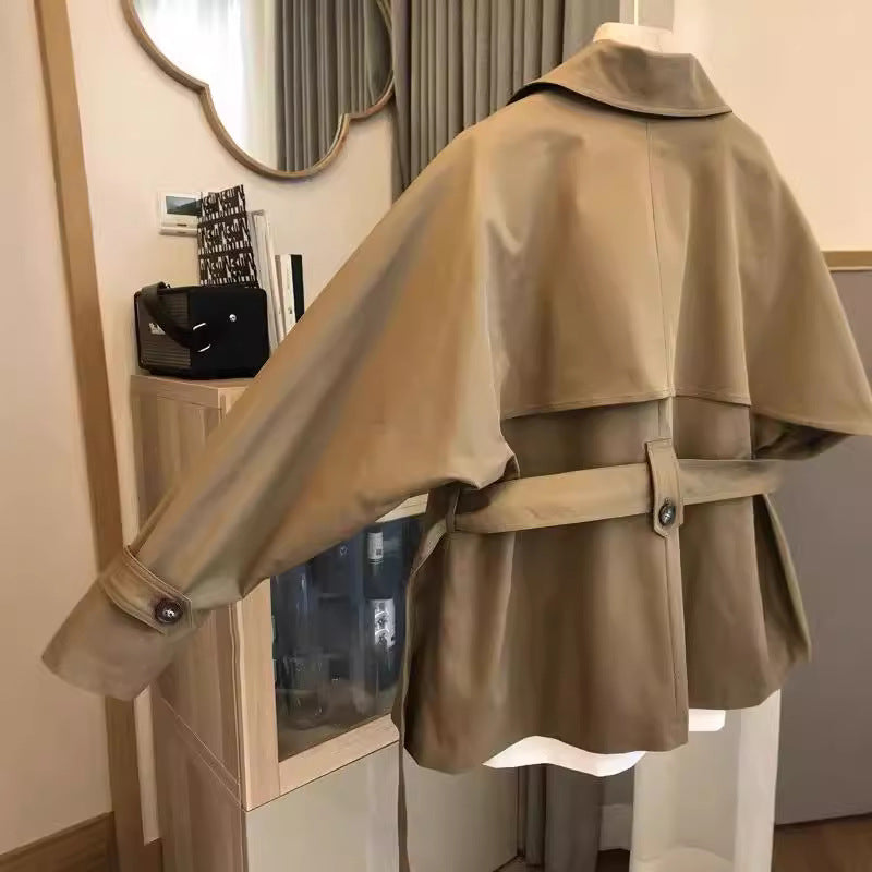 Dam kort skuren trenchcoat med Double-Breasted knappslå, Storm Flap och midjebälte