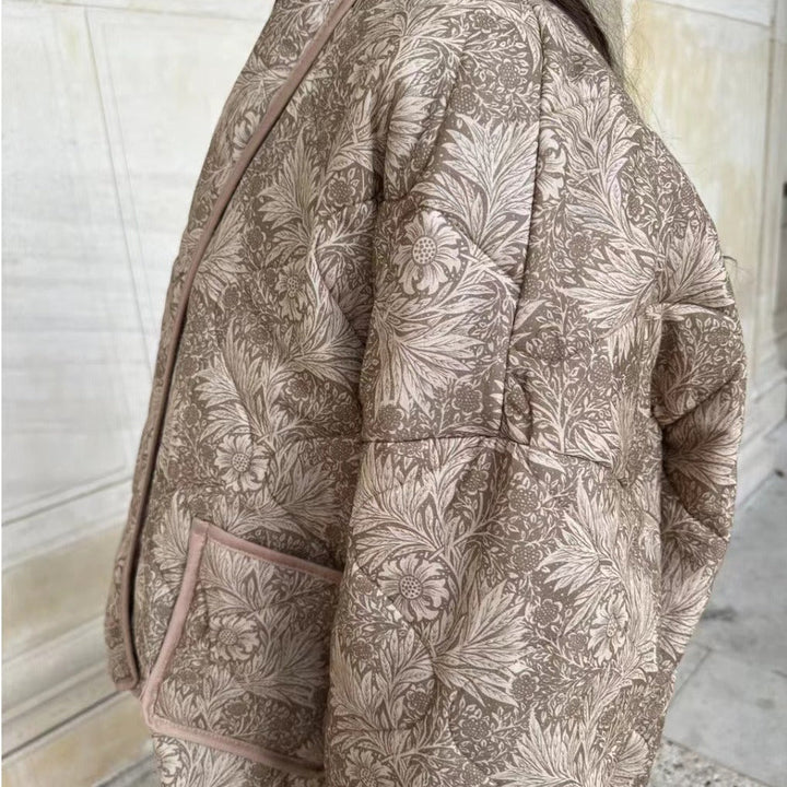 Dam kort skuren kviltad jacka in vintage blommig mönster med shawl krage och kontrasterande piping