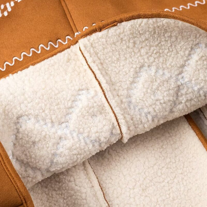 Dam quiltad faux fur Sherpa jacka med sjalkrage, folk embroidery, och påsydda fickor