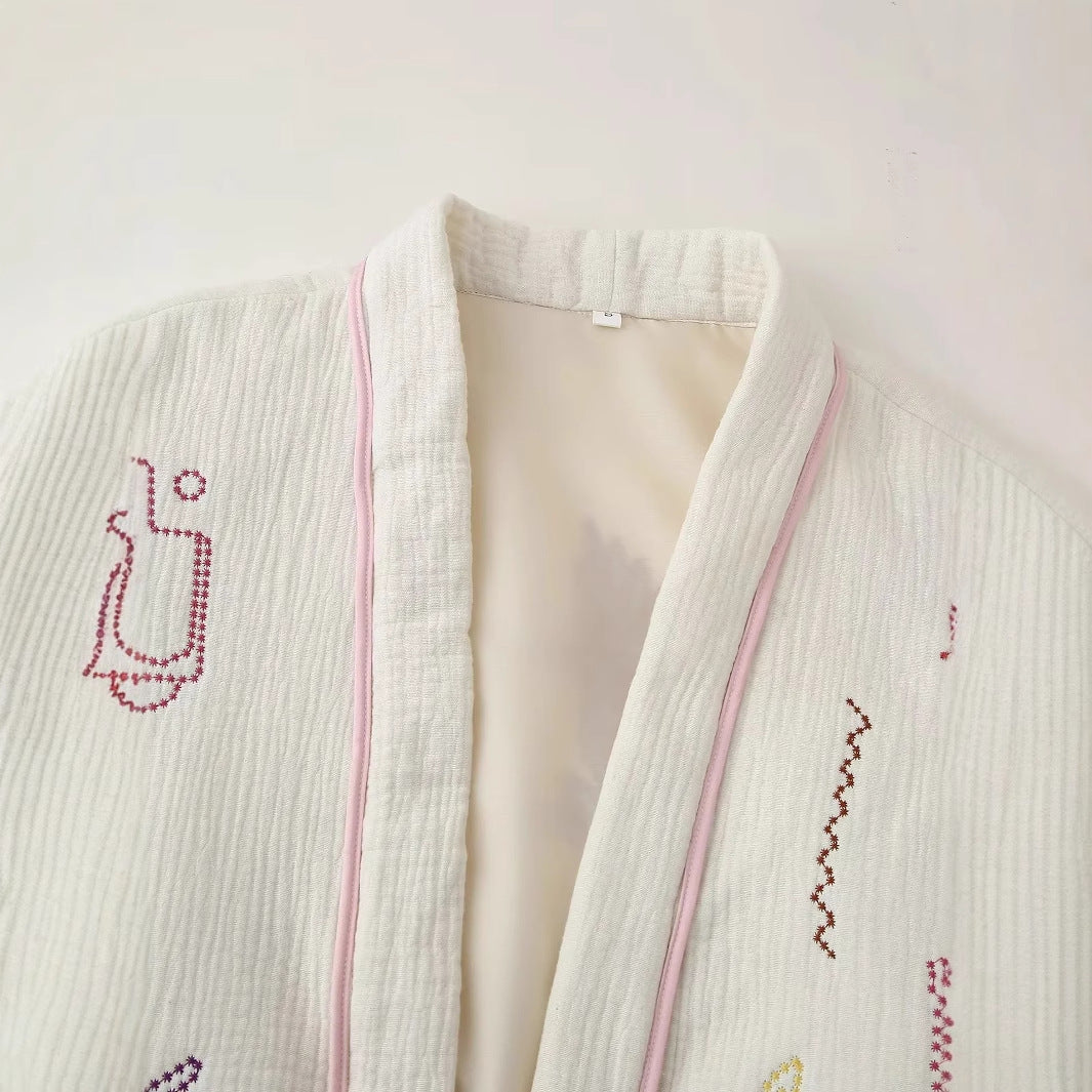 Dam non-quiltad kimono jacka med decorative embroidery, påsydda fickor, och avslappnad oversized skärning