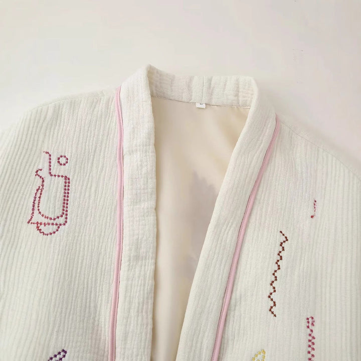 Dam non-quiltad kimono jacka med decorative embroidery, påsydda fickor, och avslappnad oversized skärning
