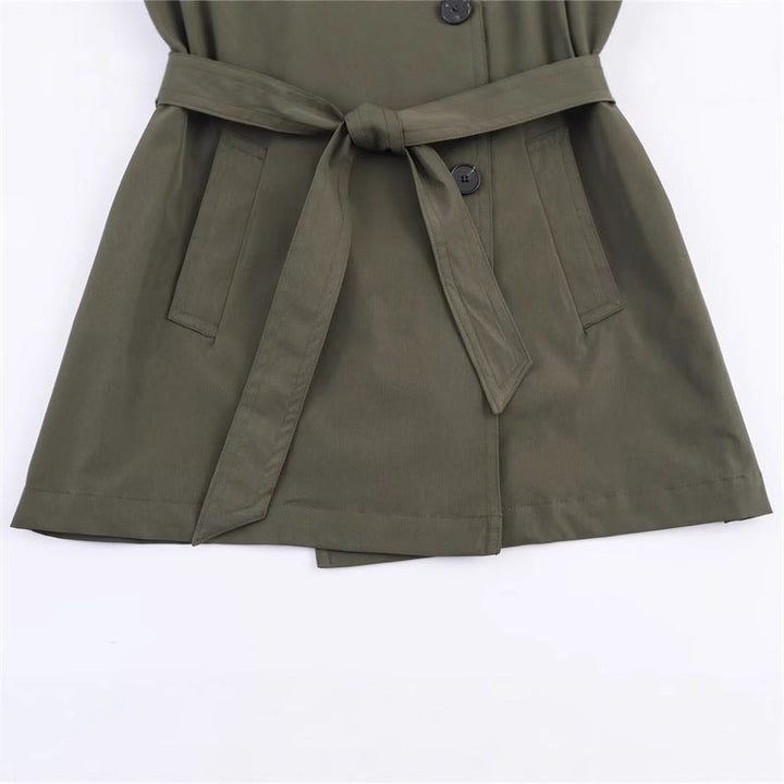 Dam kort trenchcoat med A-line silhuett, double-breasted knappslå, detachable bälte, och shoulder epaulettes