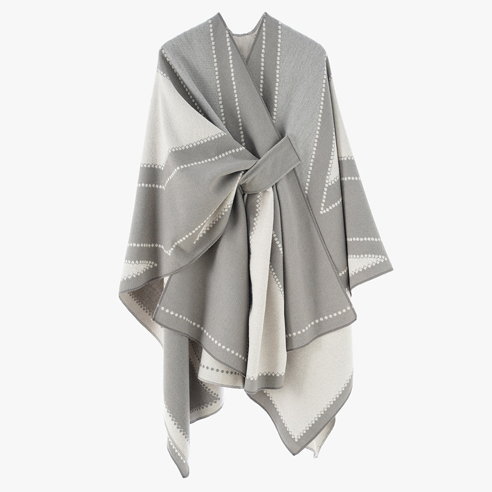 Dam Oversize Cape tillverkad av Jacquard stickad med tie loop