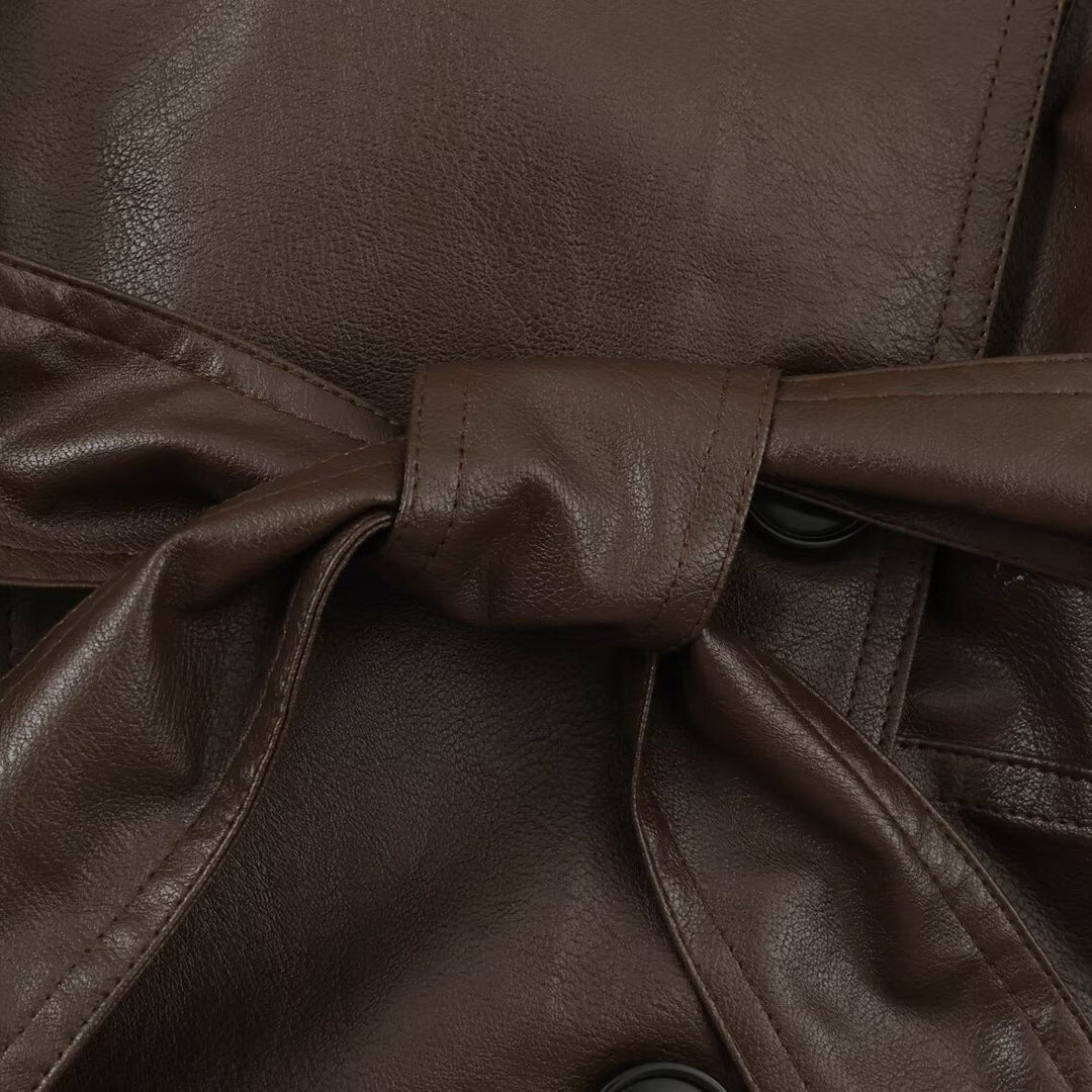 Dam Kort Jacka i Läder Look med Knytbälte och Asymmetrical Knapplist